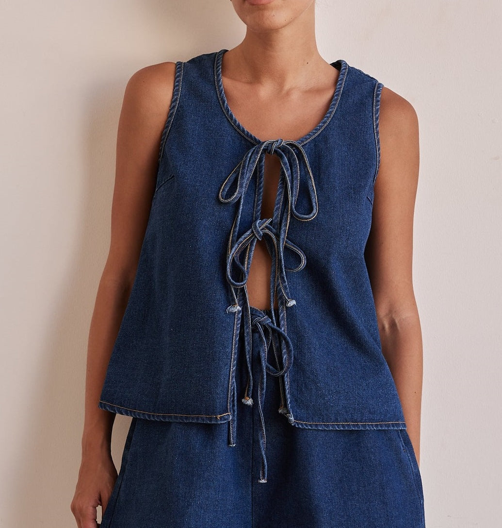 Fashionable Casual Sleeveless Top And Shorts Set With Tie Details