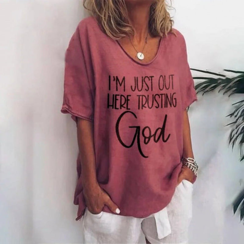 Løs V-hals T-shirt med digitalt print og korte ærmer