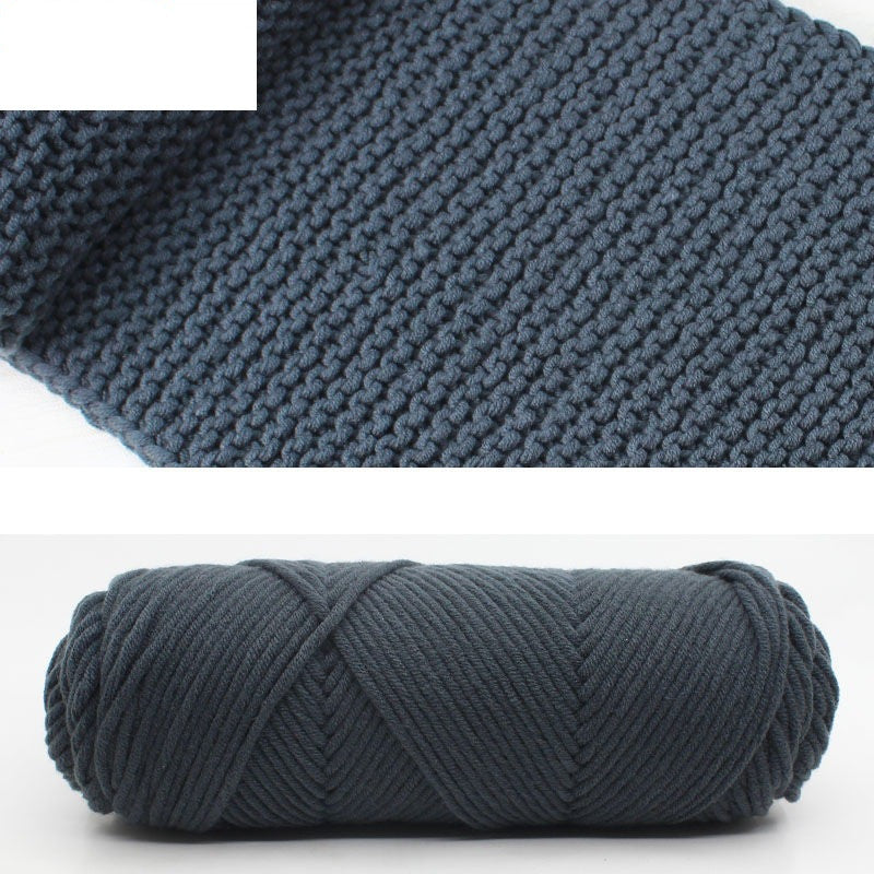 Hand-knitted scarf line