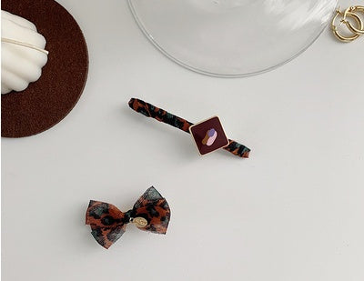 Small hairpin with bow
