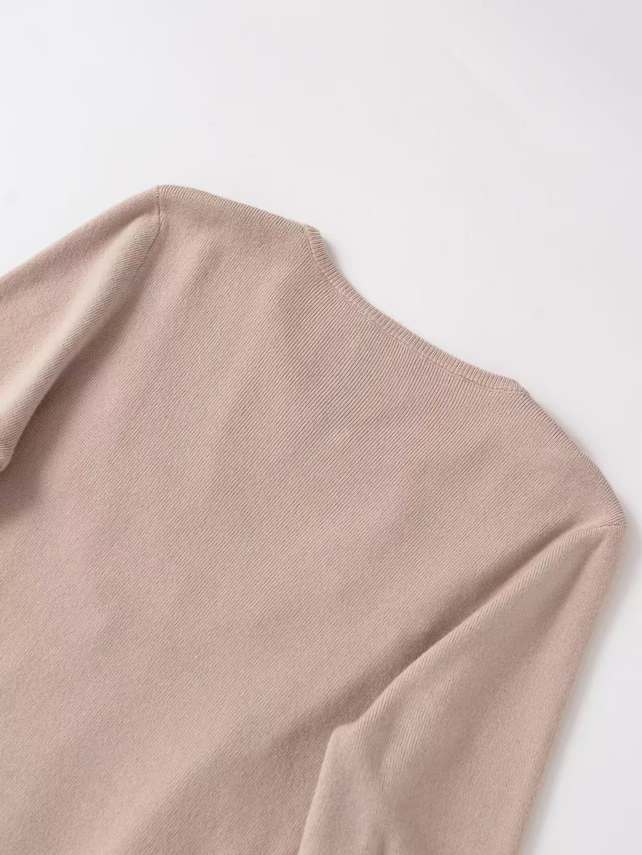 Elegant bluse med blomstret blondekant, imiteret todelt design og lange ærmer med knapper
