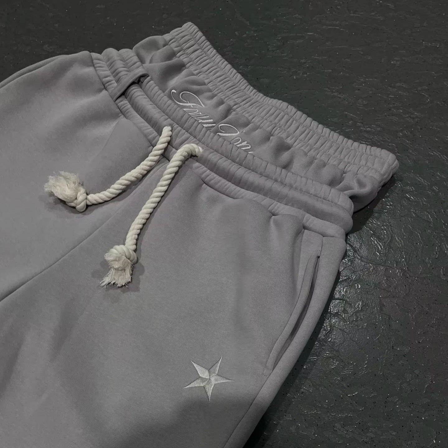 Trendy dobbelttalje femtakket stjernebroderi par enkle afslappede imiterede todelte joggingbukser med vide ben