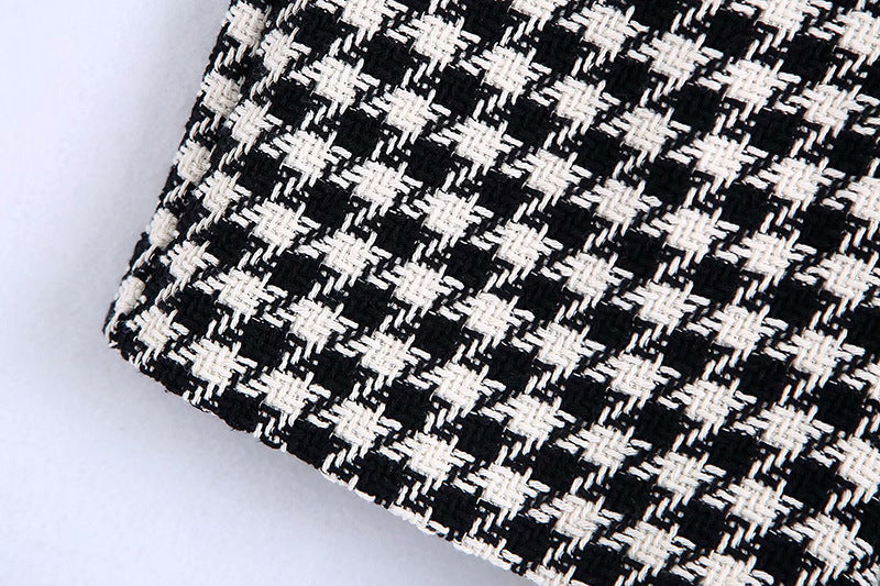 Mode Damedragt i Houndstooth-tekstur med Store Shorts