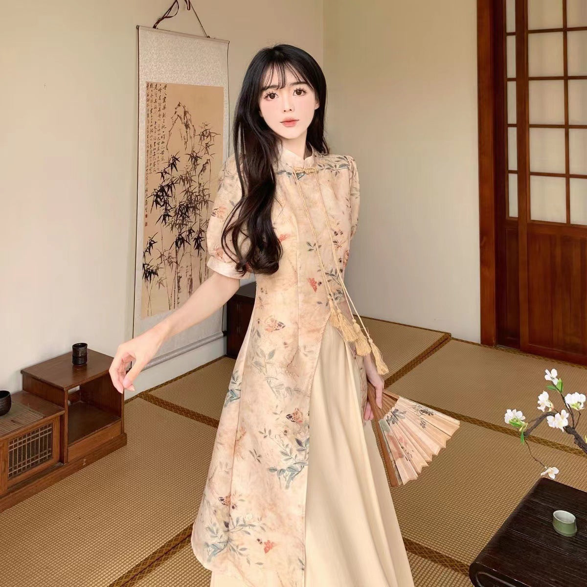 Cheongsam-kjole med blomsterprint – en elegant efterårslang nederdel, der fremhæver taljen og skaber en slankende silhuet