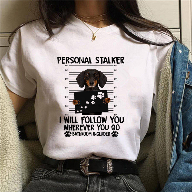 Dame T-shirt med print af gravhund - Min personlige stalker - Sommer