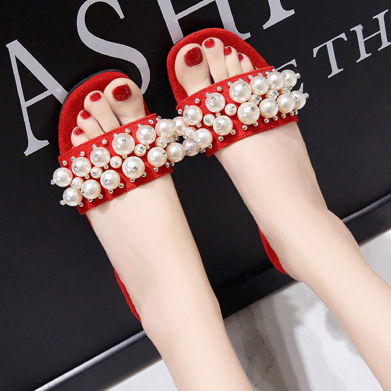 Pearl slippers with rivets