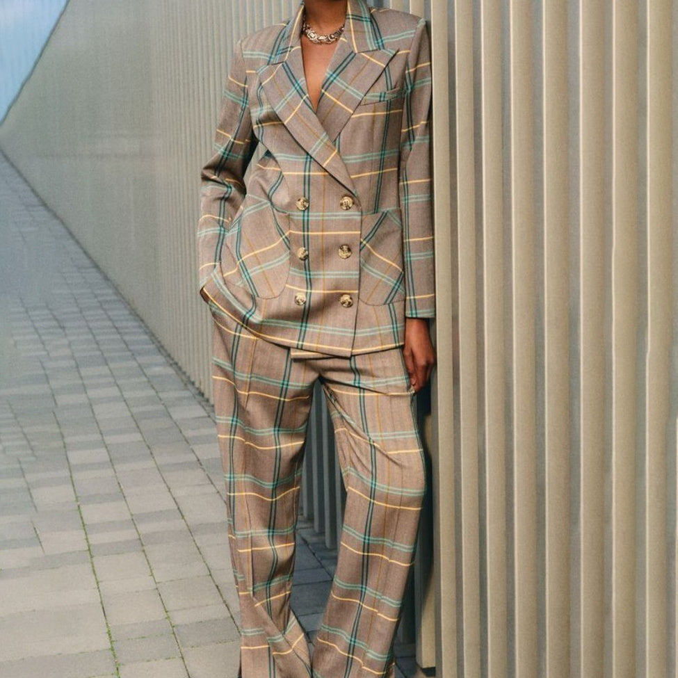 New Casual Suit Featuring A Tailored Long-sleeve Blazer And Slim-fit Trousers