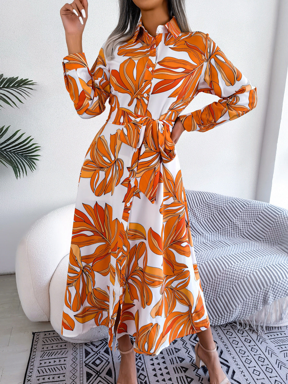Maxikjole med blomstret print, revers og bindebånd i taljen til kvinder