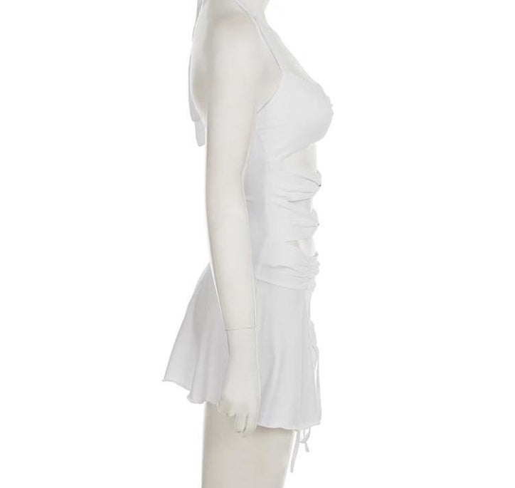 Elegant, kropsnær halterneck-kjole med et sømløst udskåret design giver et ubesværet cool og edgy look