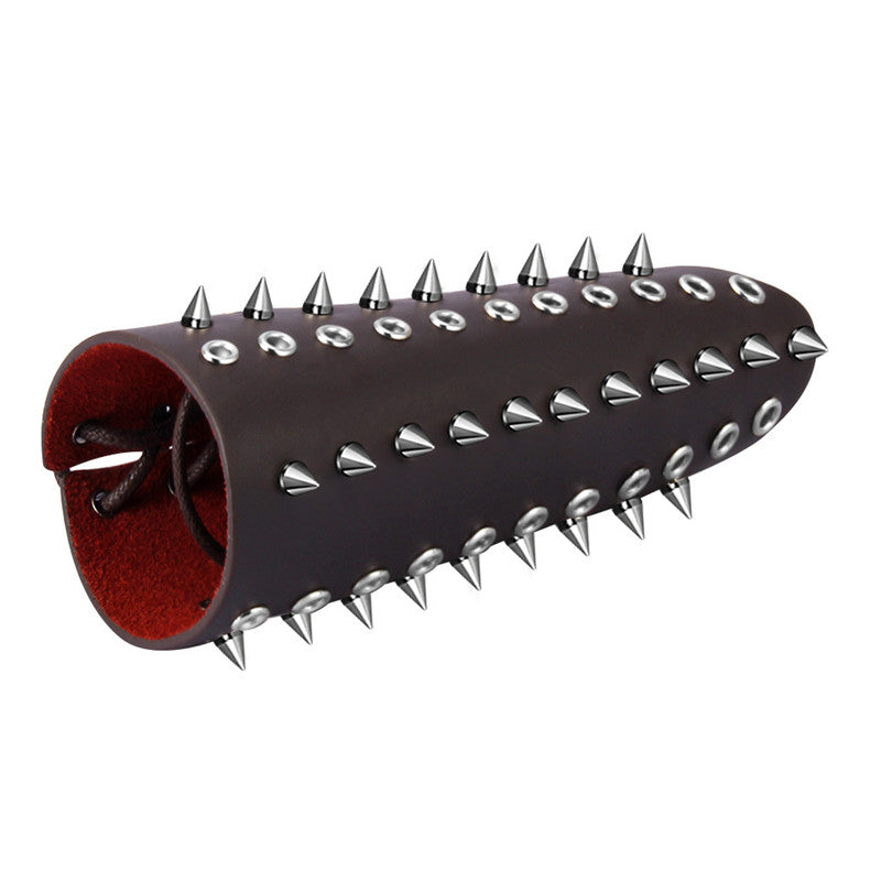 Læderarmbånd med metaldetaljer
