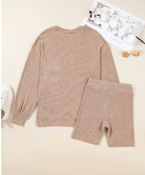 Mørk khaki ribstrikket sweater med lanterneærmer og strikket shorts-sæt i motorcykelstil