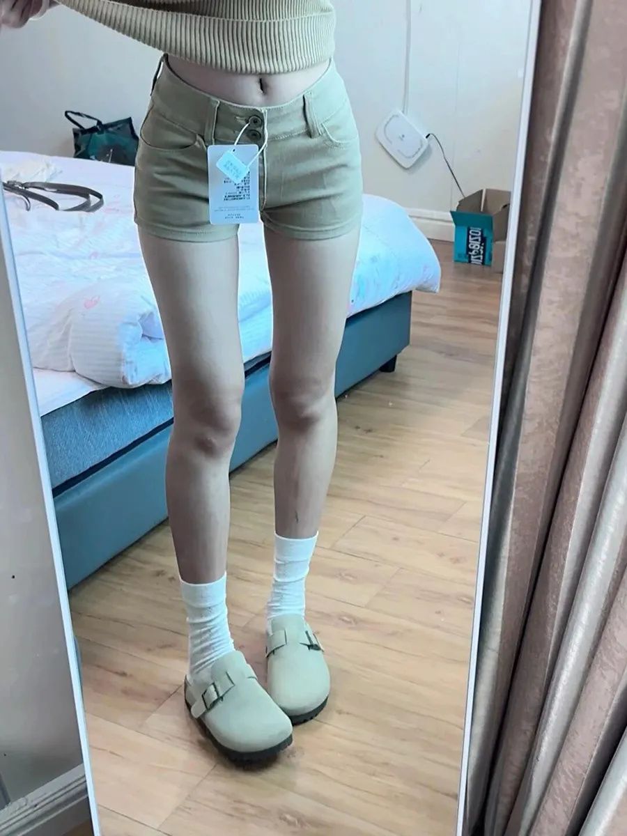 Retro Chic Stretchy High-Waist Casual Shorts That Hug The Hips