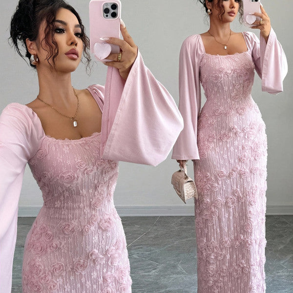 Fashionabel og elegant blomsterdekoreret langærmet kjole med firkantet halsudskæring og trompetærmer