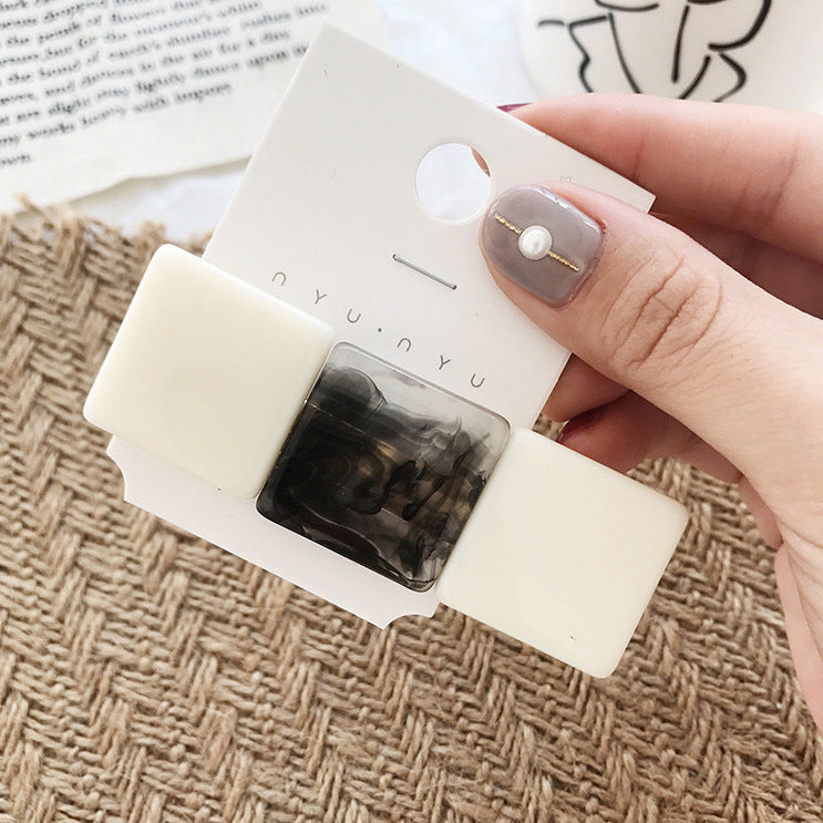 Contrasting geometric square hairpin