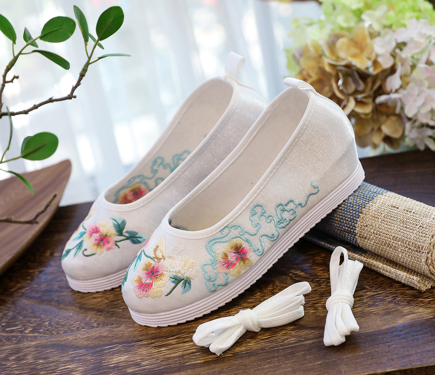Spring And Autumn Antique Student Embroidered Cotton Shoes