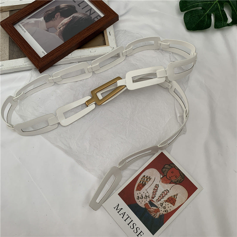 Wide waistband with hook chain