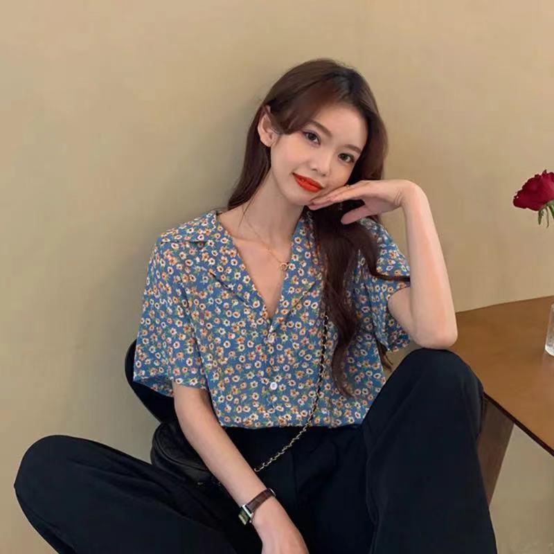 Koreansk version af den nye retro Hong Kong-inspirerede blomstrede, smarte, løse og afslappede kortærmede top