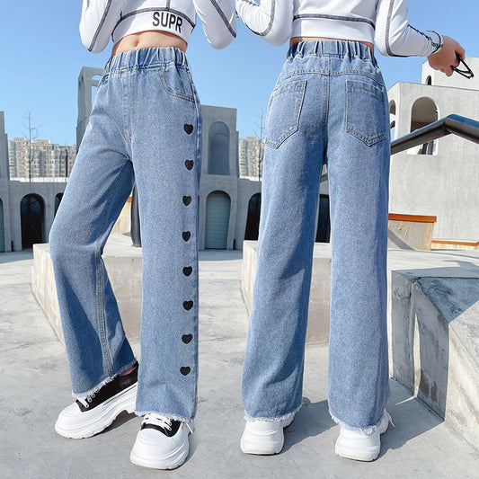 Pigebukser i denim – funky casual med brede ben og kærlighedstema