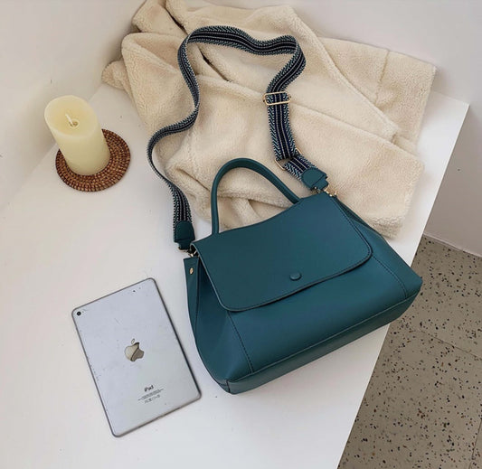 Fashionable and versatile large capacity messenger bag