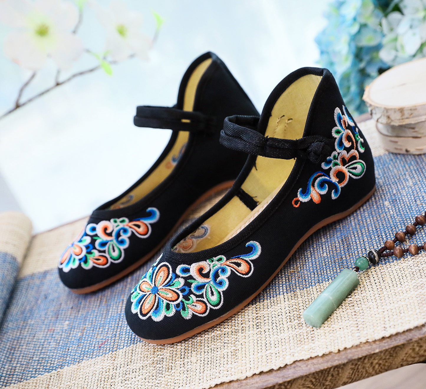 Women's Round Head Canvas Embroidered Cotton Shoes