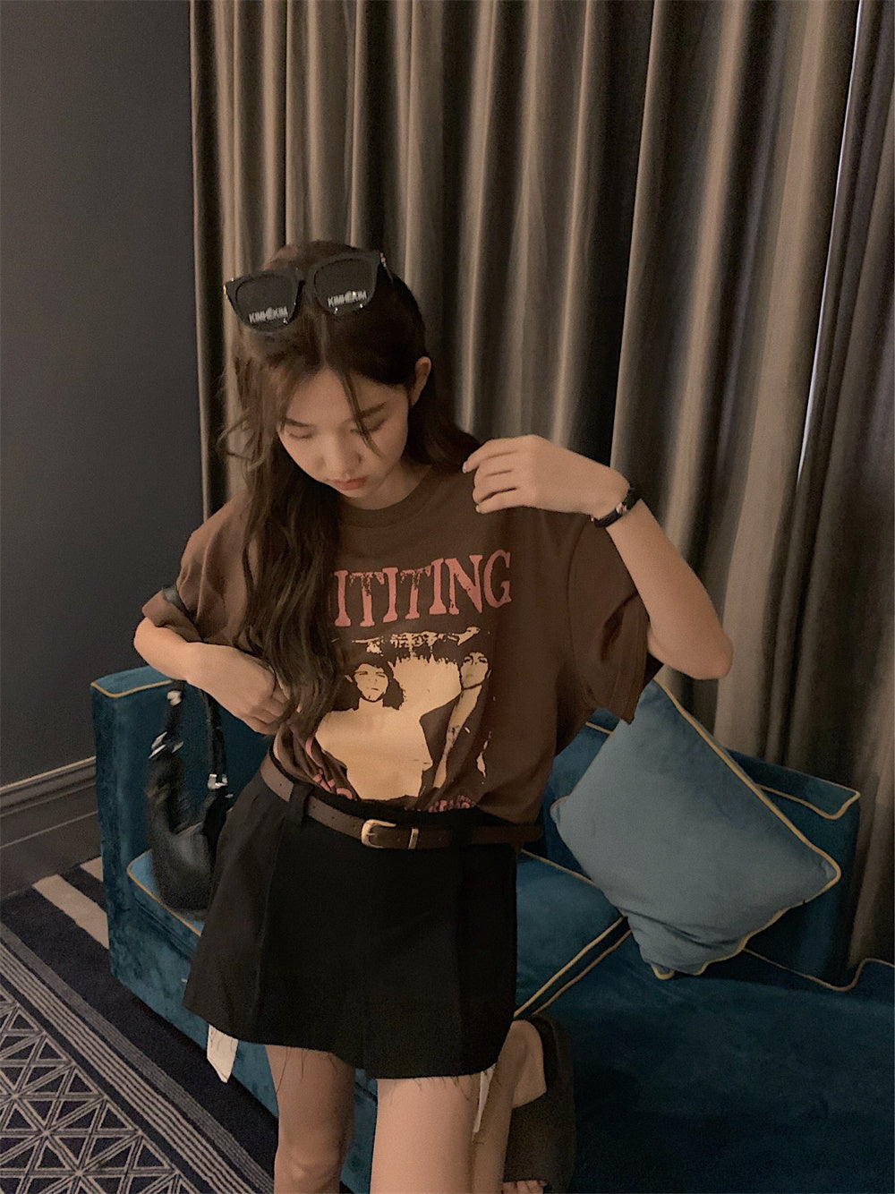 Amerikansk Retro Sort T-shirt med Korte Ærmer og Skulderdetalje Foran