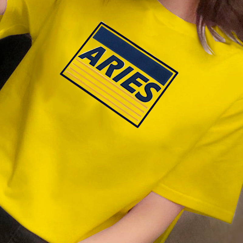 Mandlige og kvindelige par ifører sig studenter-T-shirt med korte ærmer Kvinde