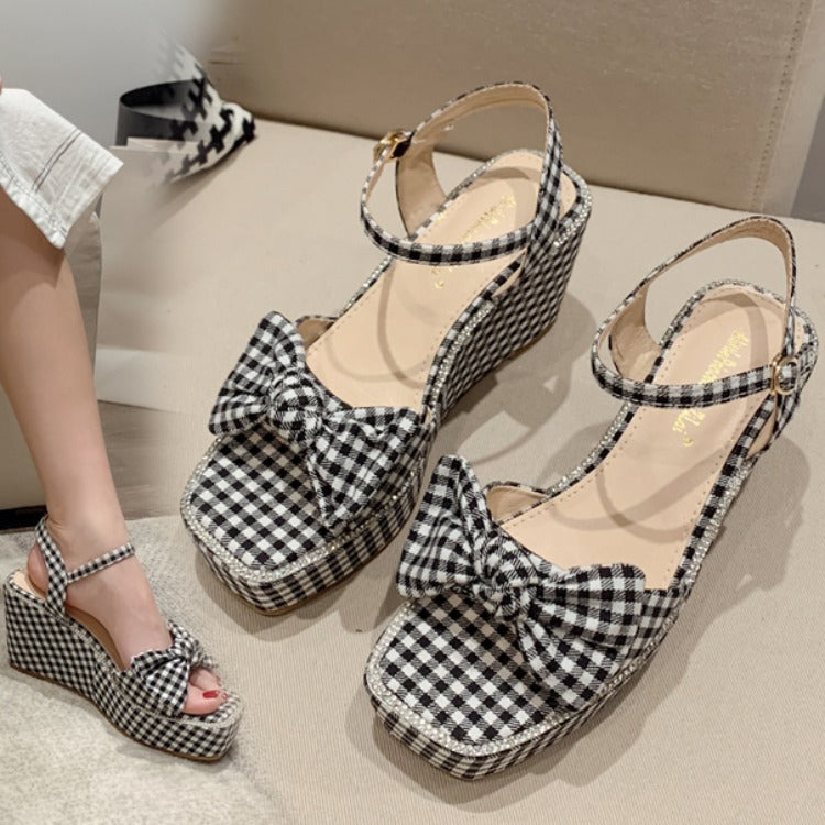 Platform sandals with square toe and high heels