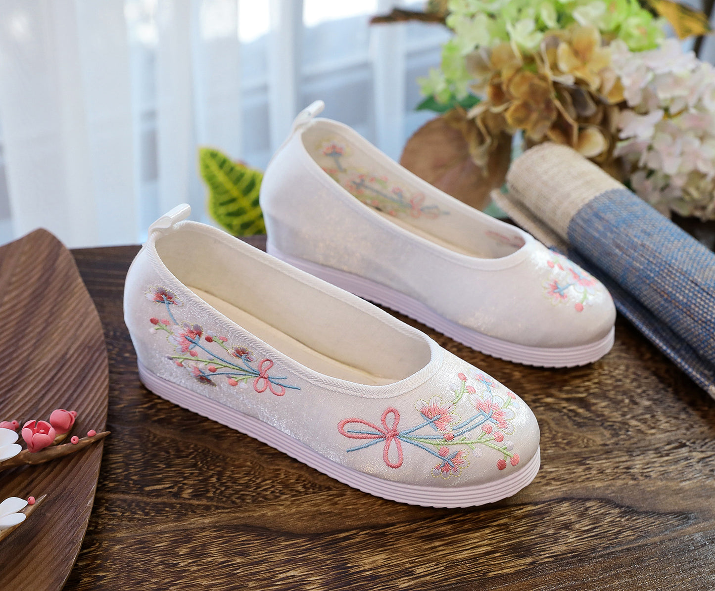 Spring And Autumn Antique Student Embroidered Cotton Shoes