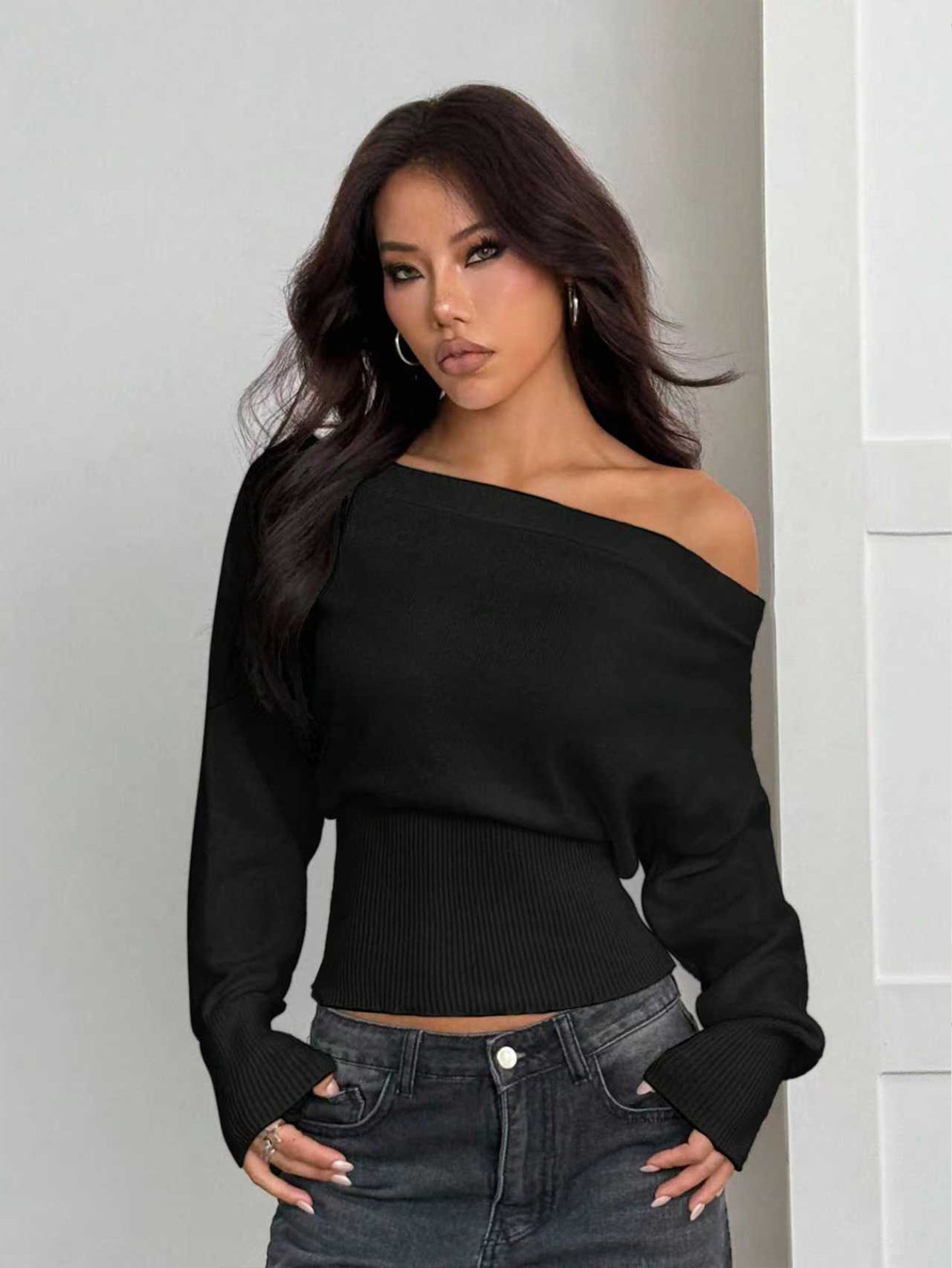 New Fallwinter Relaxed-fit Off-shoulder Style With A Laid-back Vibe