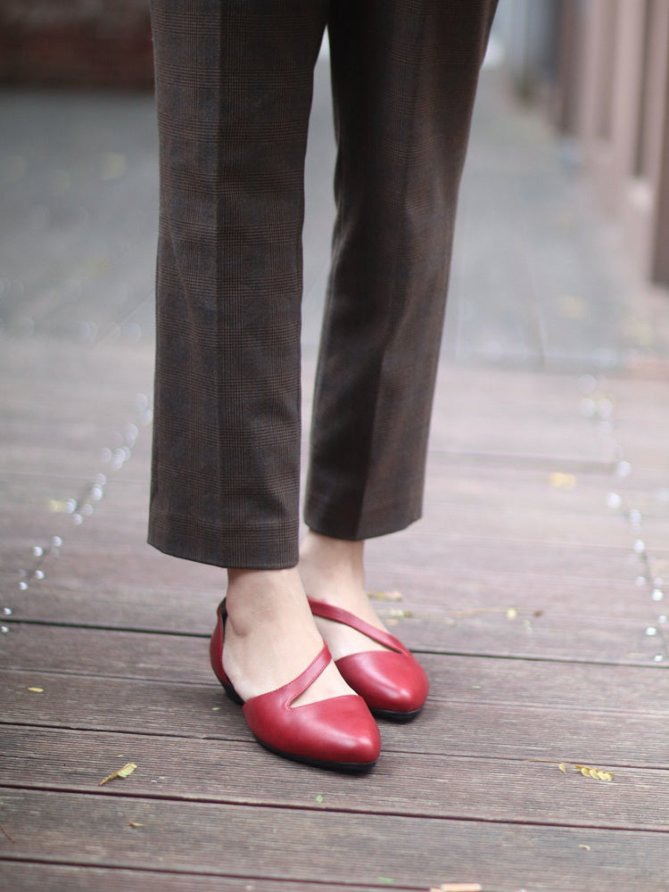 Women's Pointed Toe Slanted Flat Hollow Vintage Leather Sandals