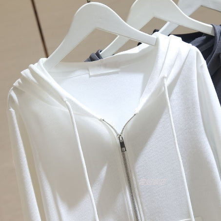 Hvid hættetrøje med lange ærmer, lynlås og kort sweater