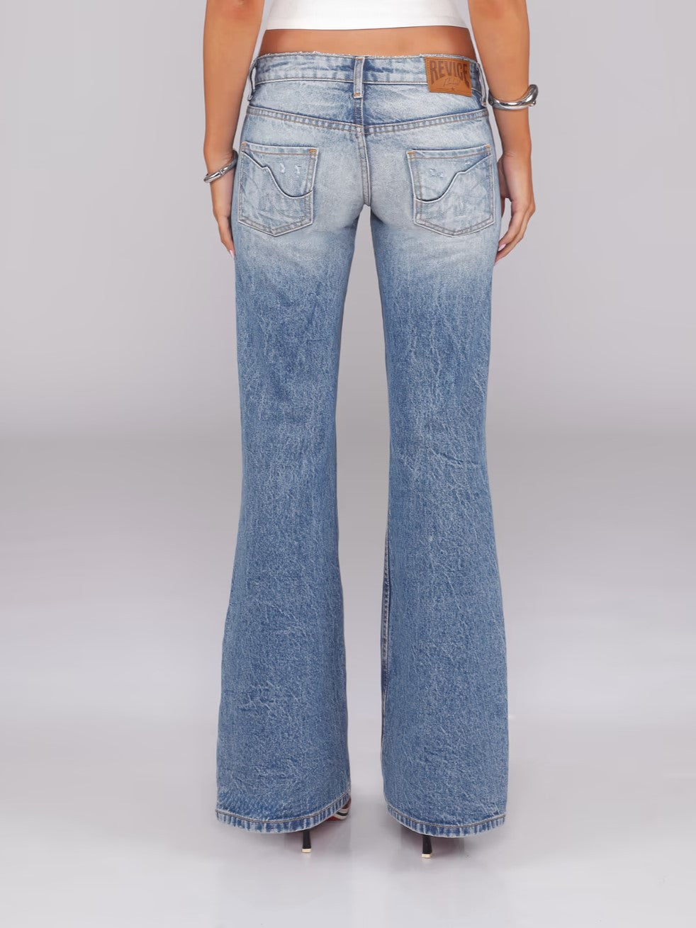 Flared denimjeans med et retro Y2K-vibe og en vasket og slidt finish for et cool og råt look