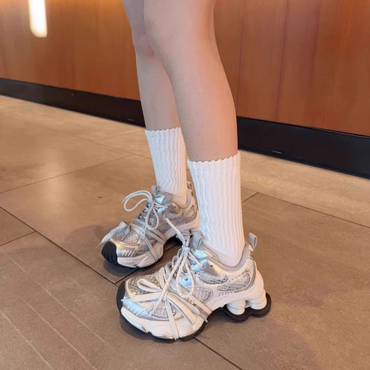 Åndbare, Alsidige Sølv-Sneakers Med Et Diskret Løft