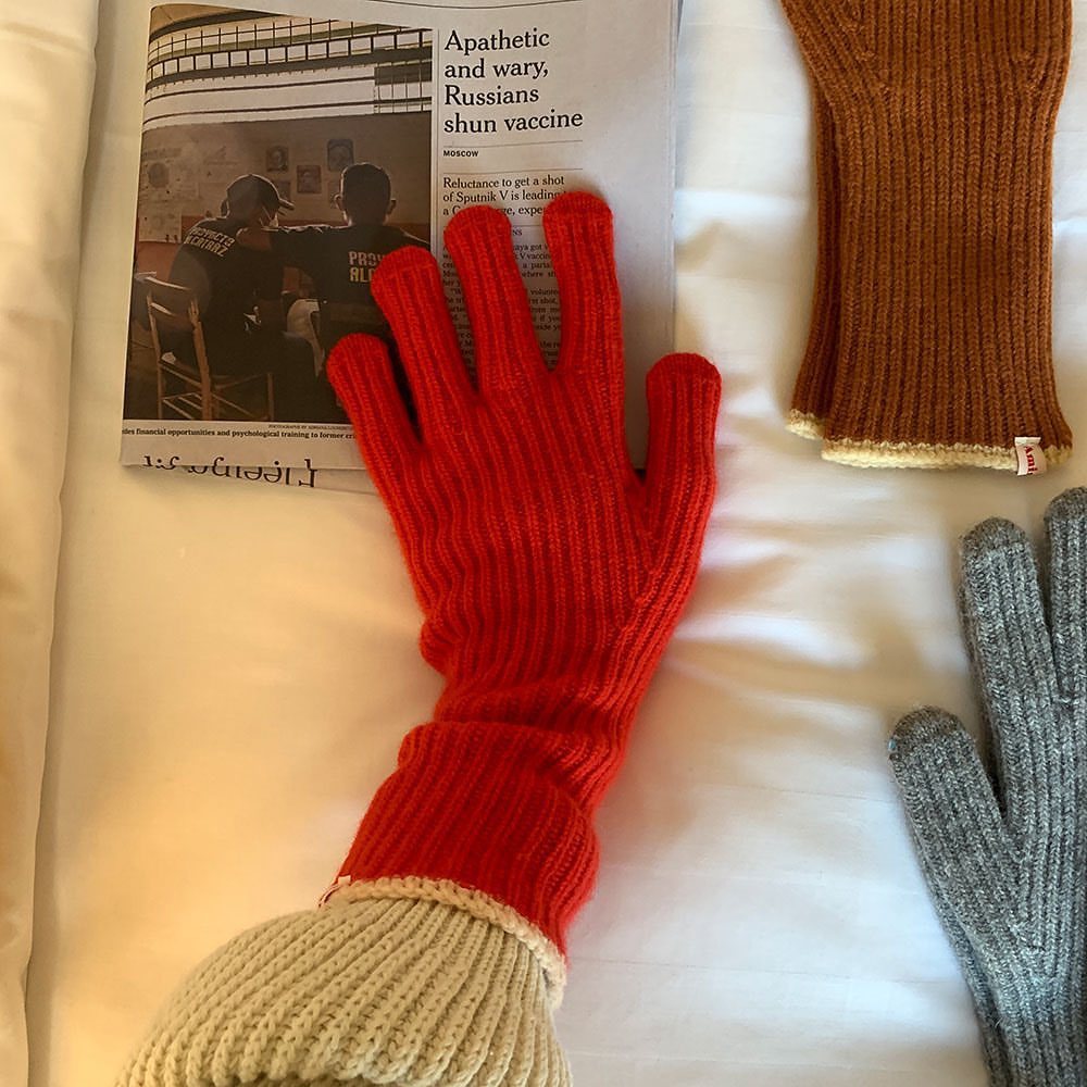 Strikkede Femfingerhandsker i Kontrastfarvet Uld