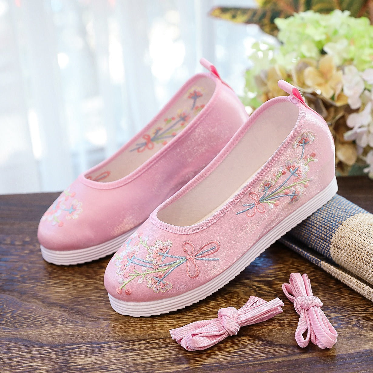 Spring And Autumn Antique Student Embroidered Cotton Shoes