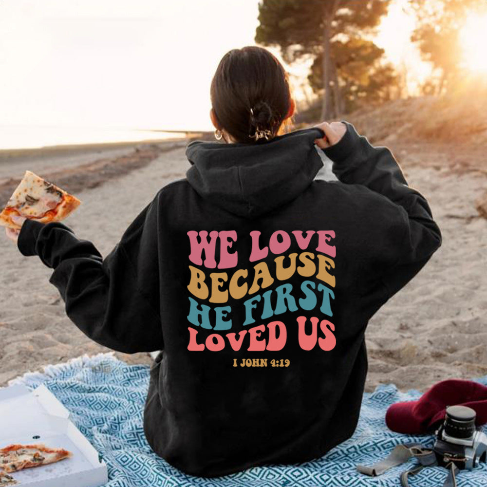 Ensfarvet sweatshirt med print til kvinder
