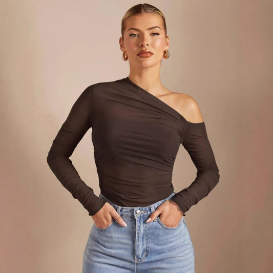 Plisseret slim-mesh-top til kvinder med lange ærmer og én skulder