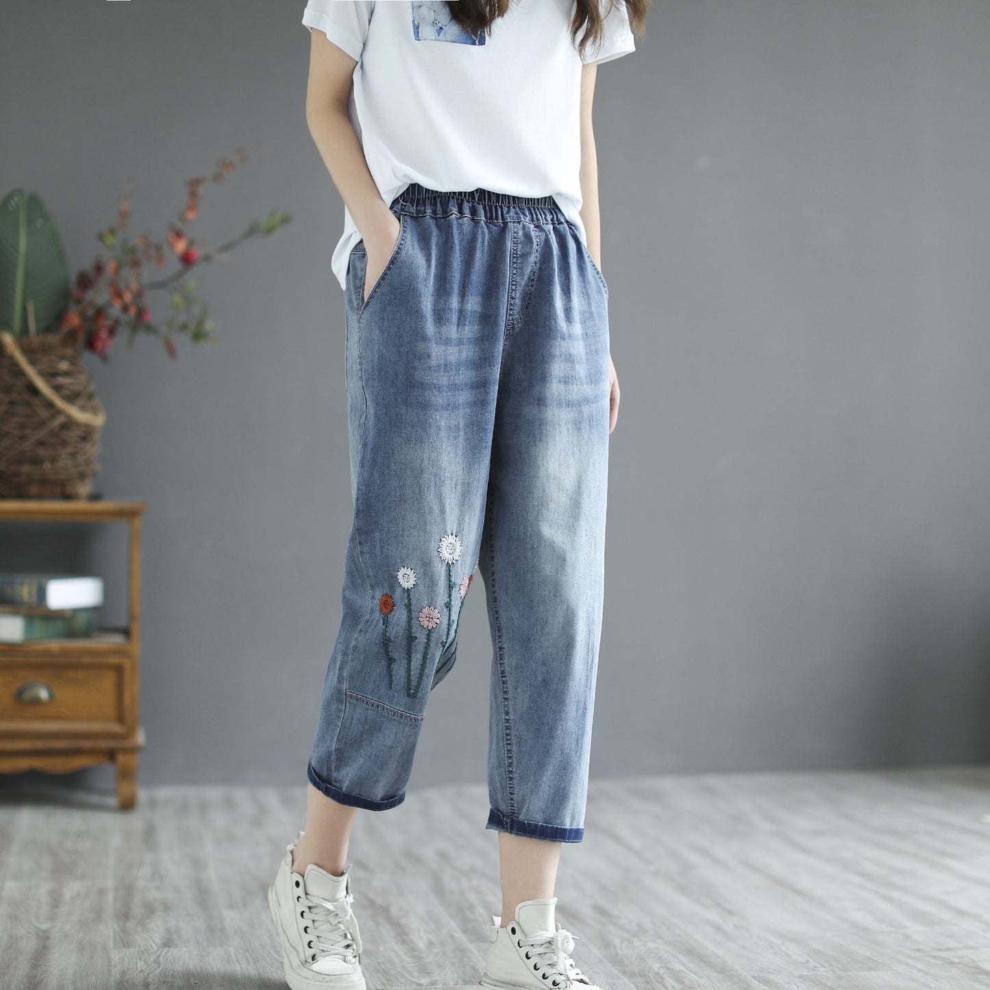 Women's Retro Literary Embroidery Jeans