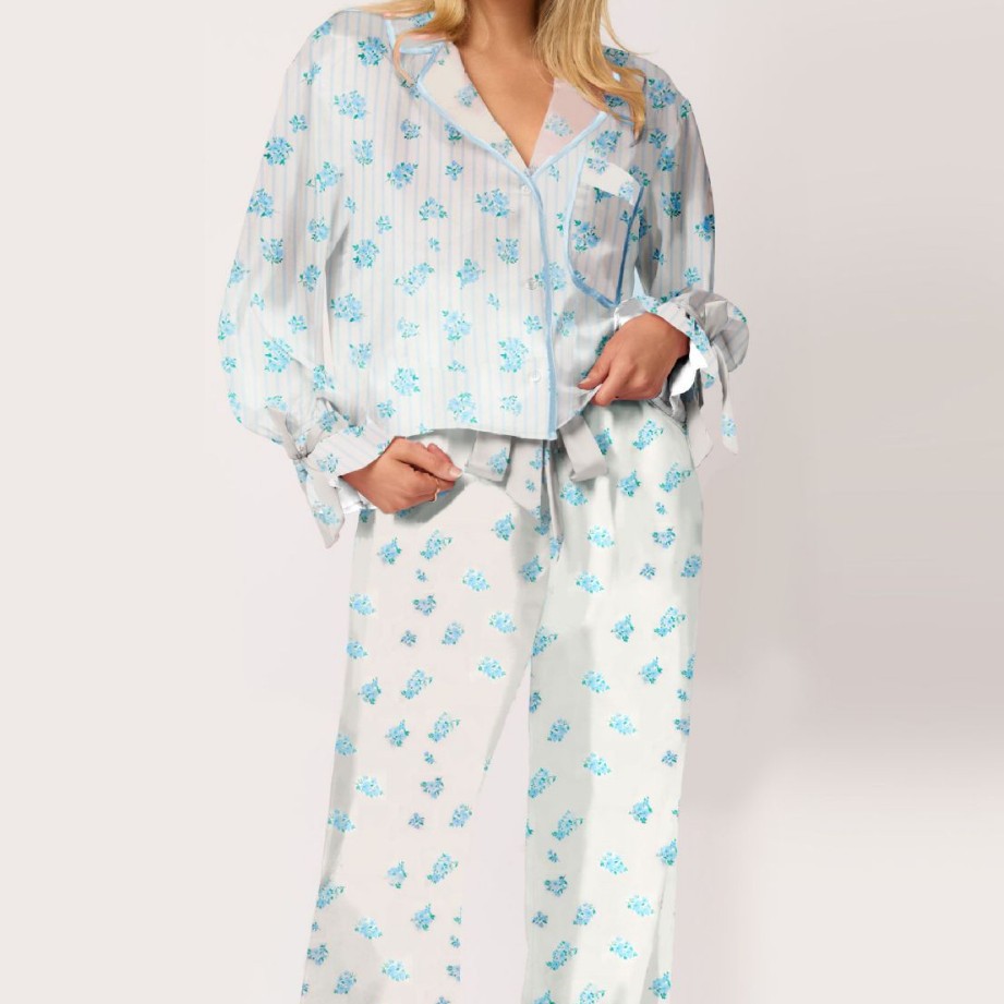 Silkeblød pyjamasdragt med printet blomstermønster, lange ærmer og revers