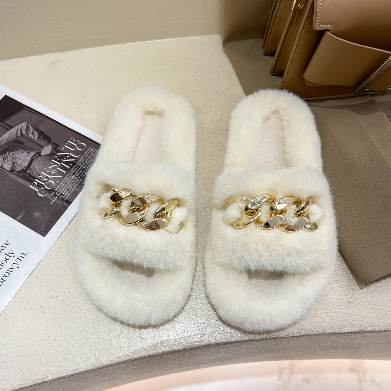 Furry Flat-bottomed Slippers On The Inside And Outside