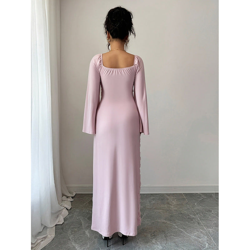 Fashionabel og elegant blomsterdekoreret langærmet kjole med firkantet halsudskæring og trompetærmer