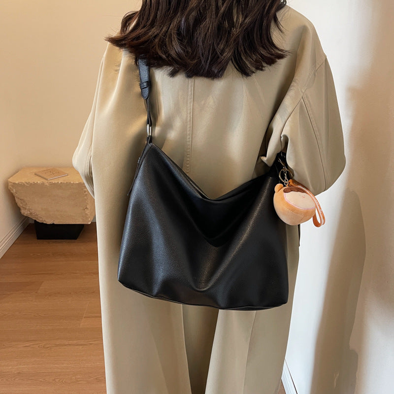 Crossbodytaske med brede stropper til kvinder – avanceret design med stor kapacitet