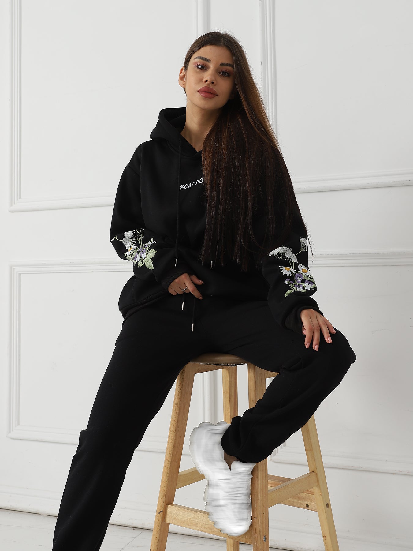 Ensfarvet sweatshirt med blomsterprint og lange ærmer til kvinder