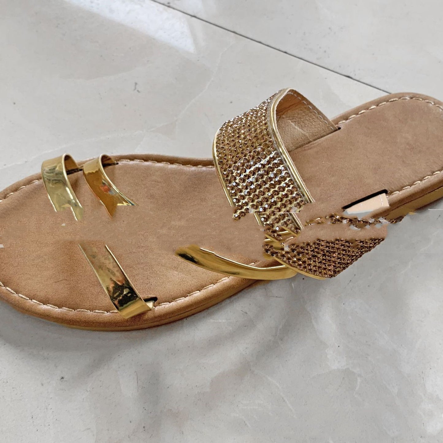 Moderigtige flade slippers med diamantdetaljer