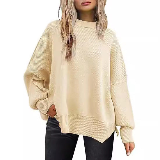 Strikket sweater med rund hals, løs pasform og slidser i siderne. Ensfarvet sweater med flagermusærmer til kvinder.