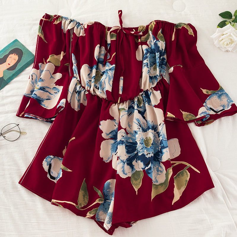 Off-shoulder buksedragt med blomsterprint og flæsede ærmer med bindebånd