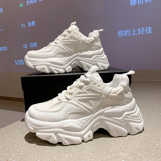 Lette sneakers med platform, rund tå og snørebånd