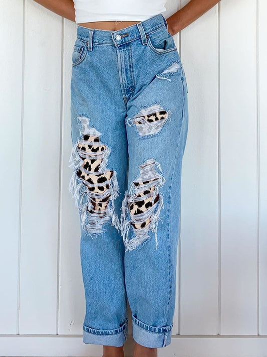Damejeans med rippet leopardprint ser tynde ud