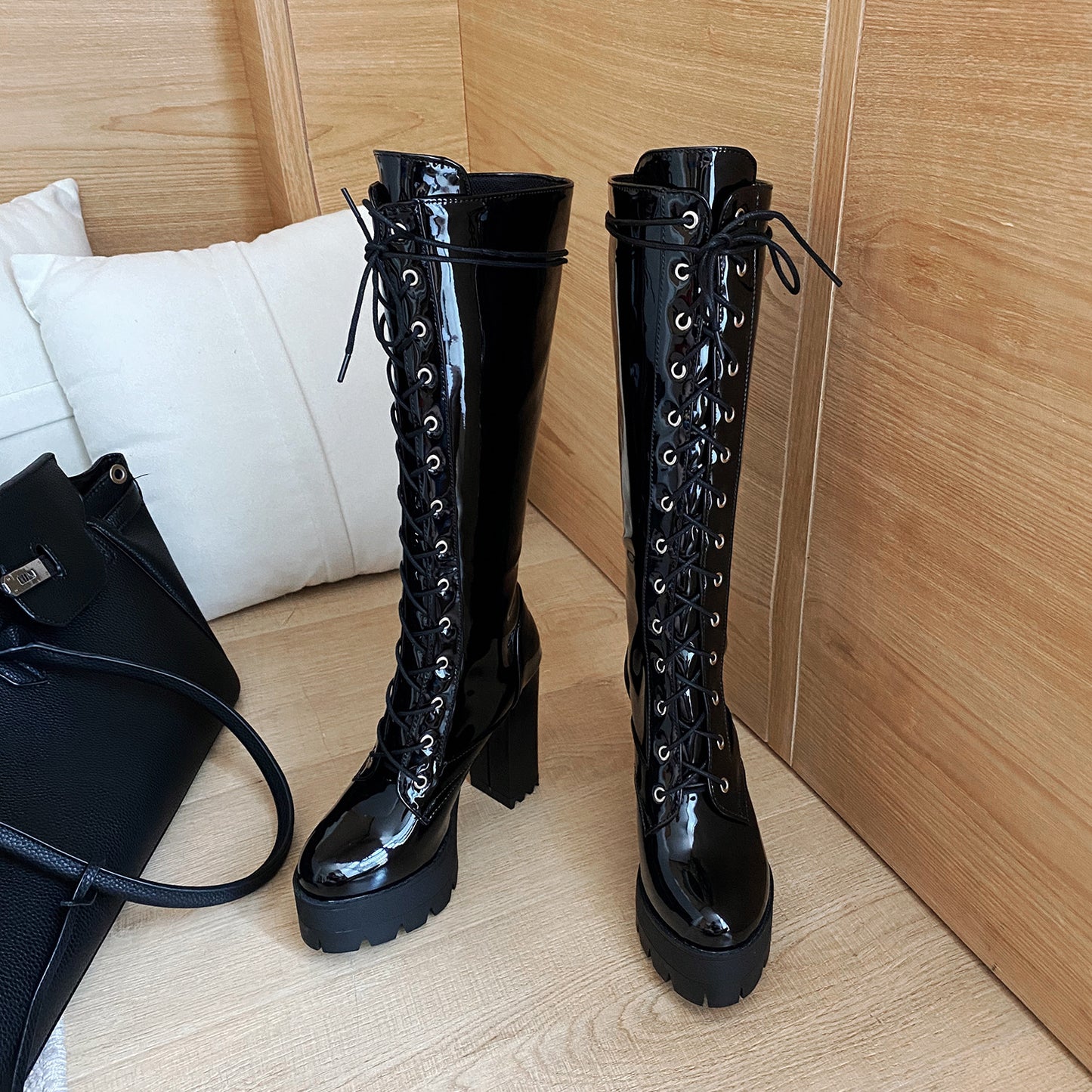 Large size lacquered front lace-up thick heel boots