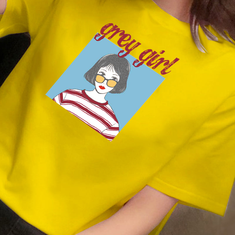 Mandlige og kvindelige par ifører sig studenter-T-shirt med korte ærmer Kvinde